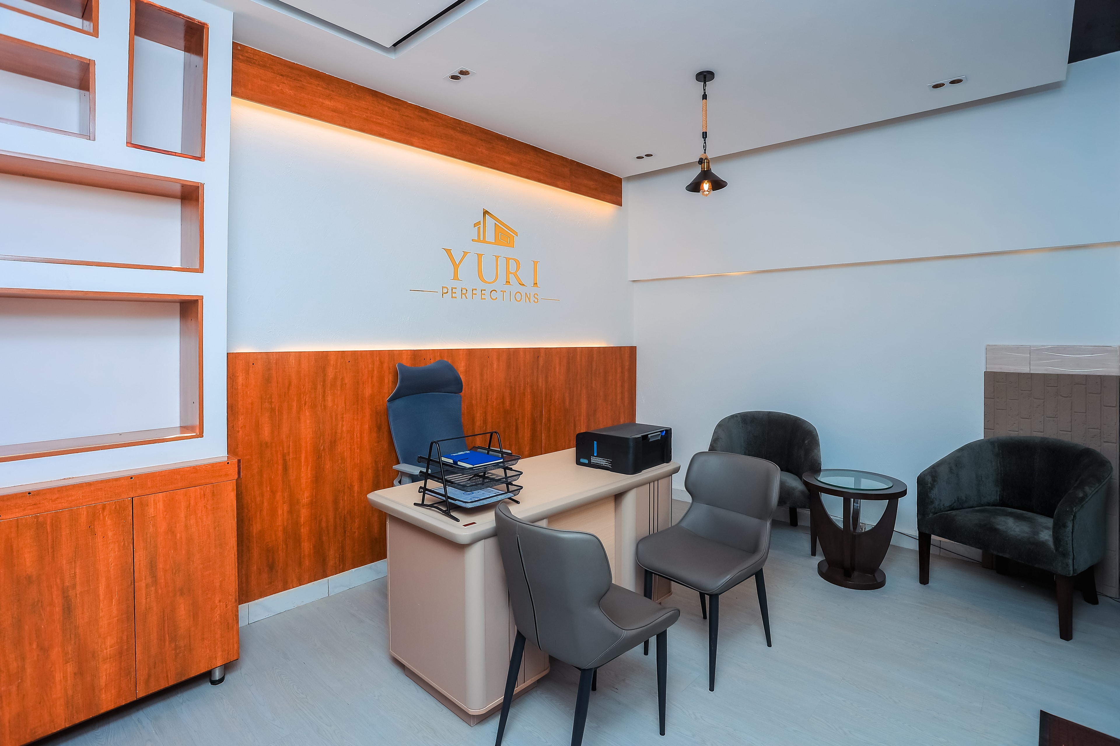yuri-office-left-diagnal