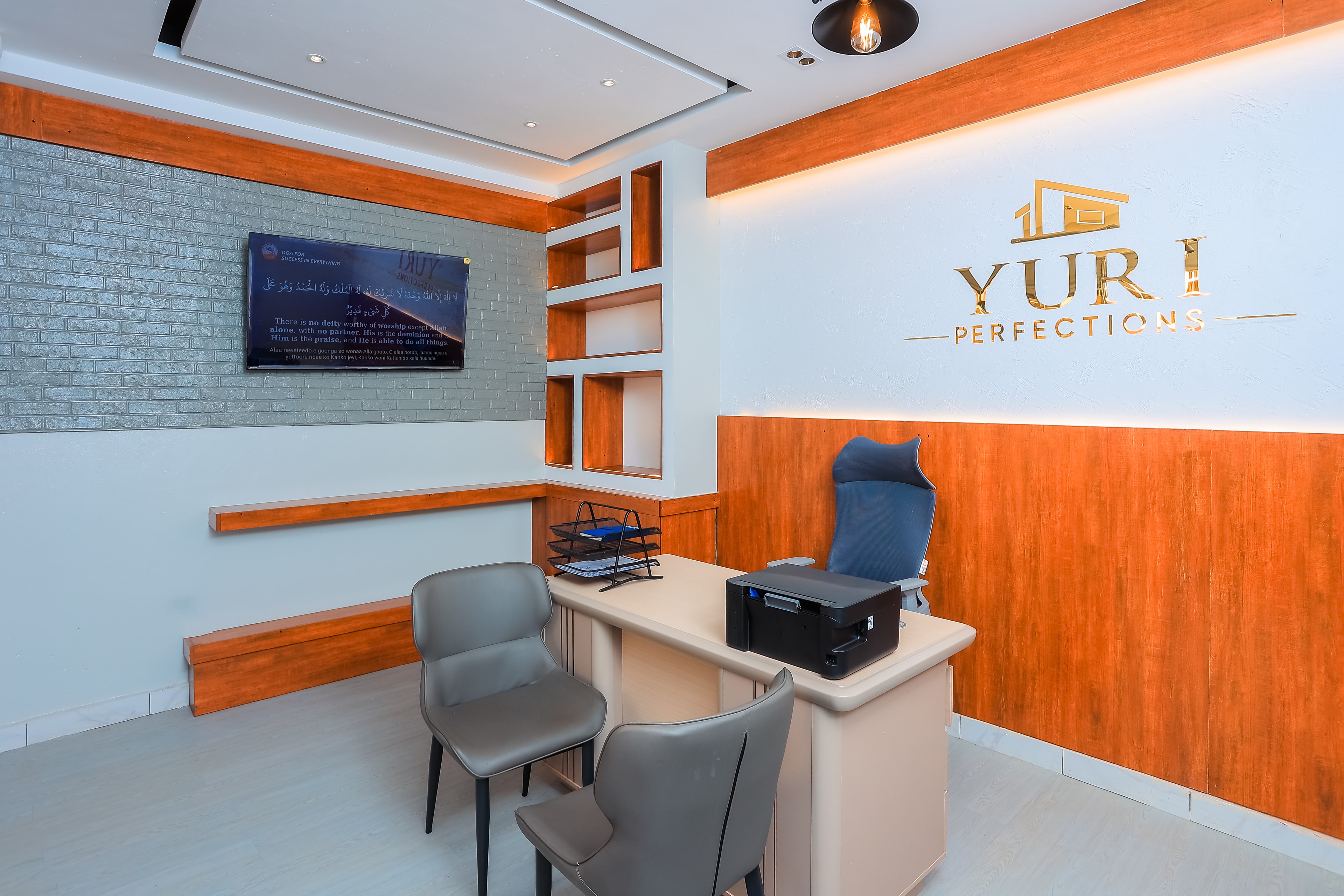yuri-office-right-diagnal